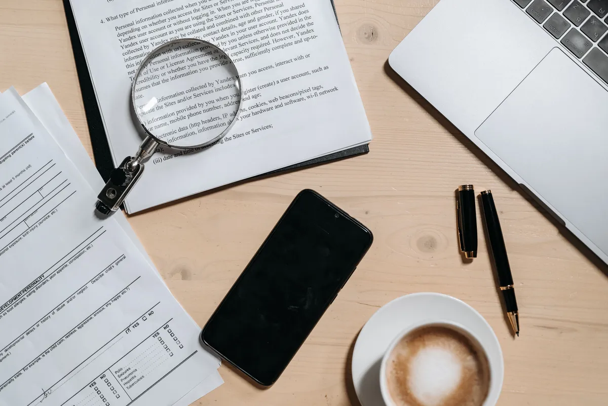 Documentos empresariales y ordenador sobre una mesa de trabajo