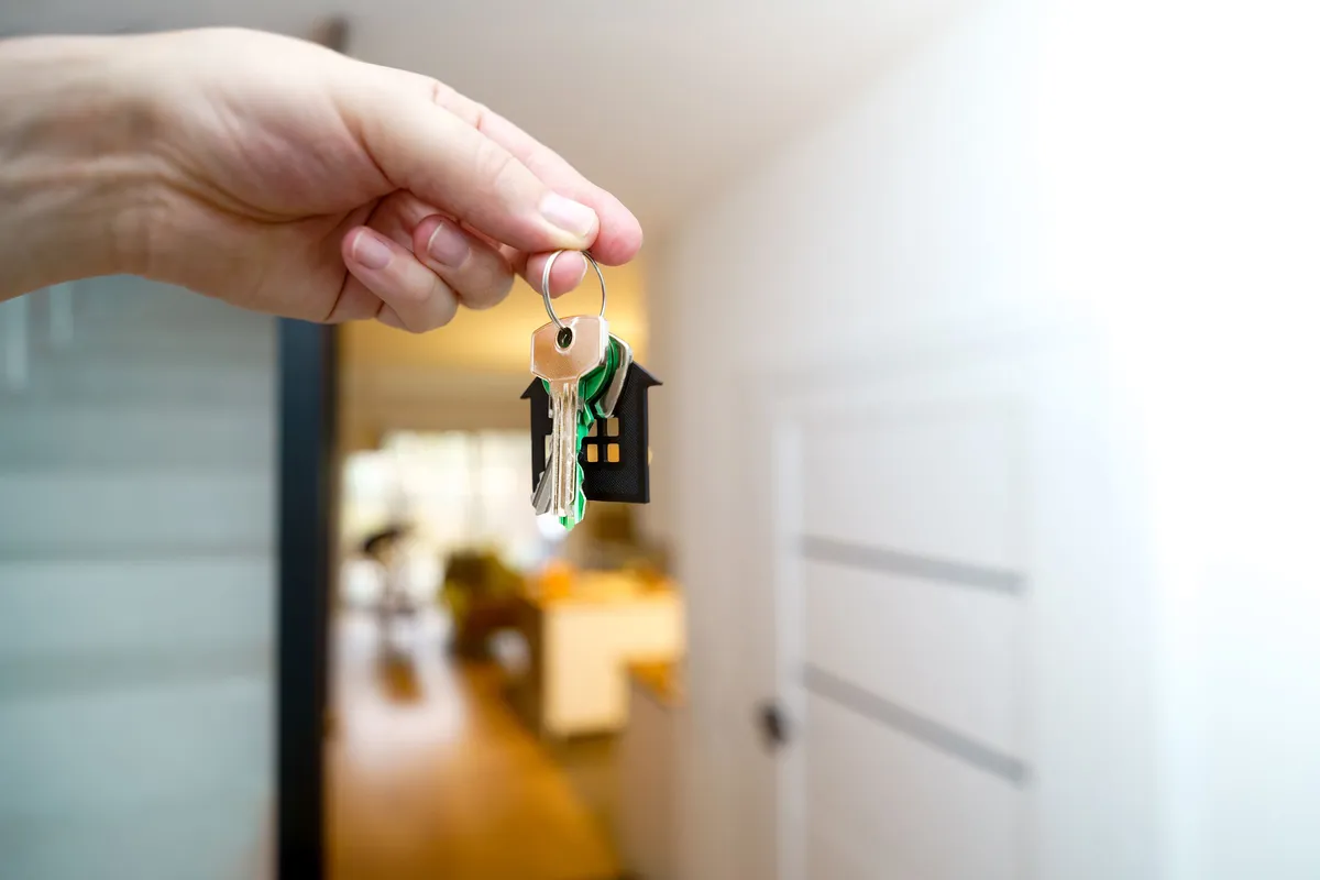 Entrega de llaves de una vivienda en una operación inmobiliaria