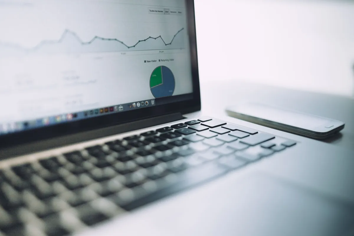 Ordenador con herramientas digitales de gestión empresarial