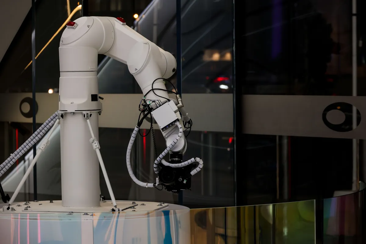 Brazo robótico usado para automatización y simulación industrial