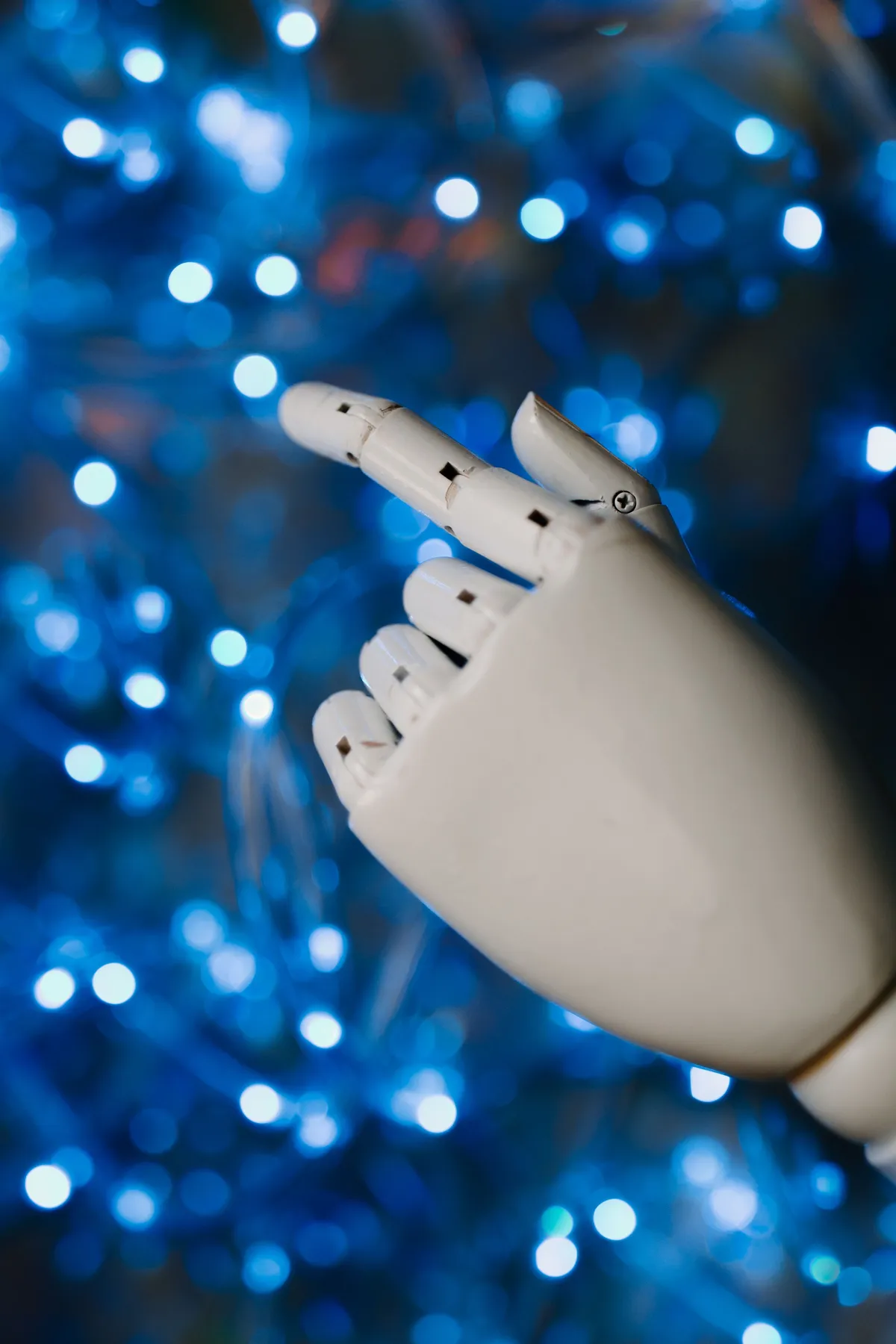 Mano robótica articulada con tecnología de automatización